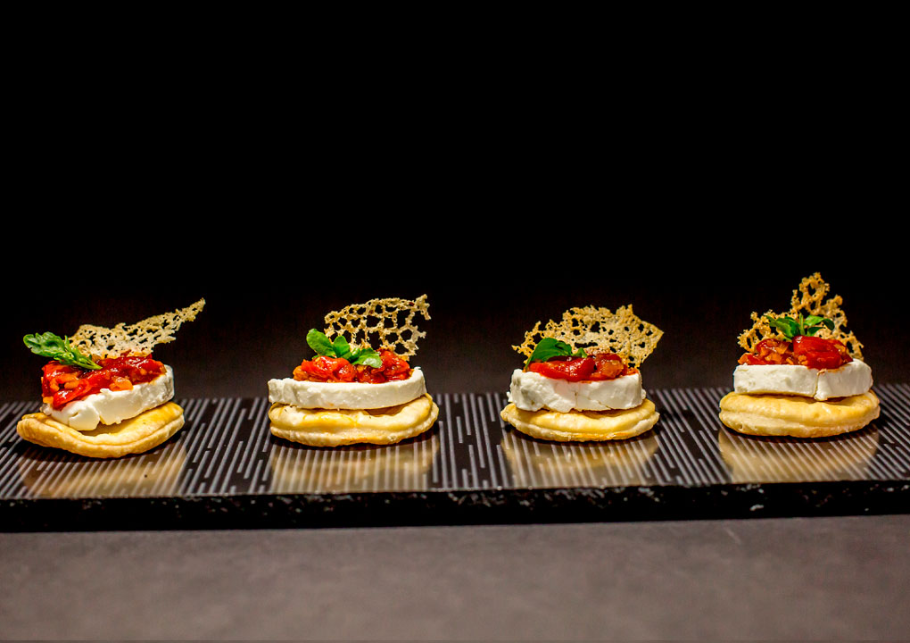 Bocadillo, Costrini de Queso de Cabra y Jitomate confitado